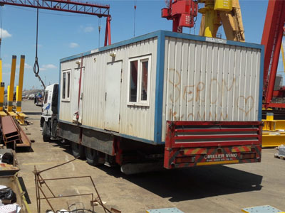 Konteyner taşımacılığı konusunda deneyimli olan Erikçi vinç, haftanın her günü aralıksız bir şekilde konteyner taşıma, indirme ve yükleme işlerinizi hızlı ve güvenli bir şekilde yapmaktadır.